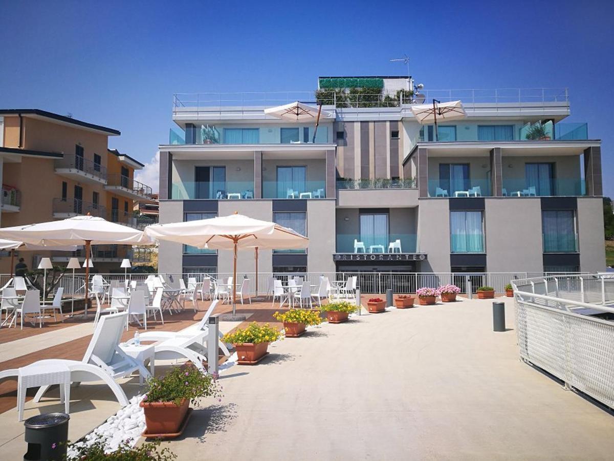 Ambruosi Village Resort & Spa Massignano Exteriör bild
